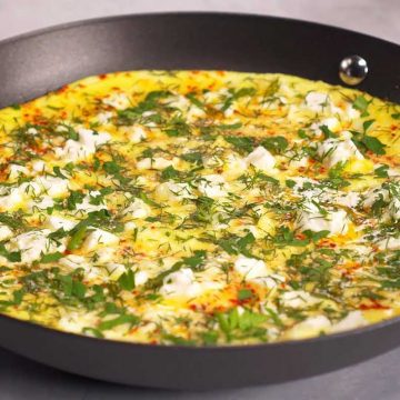 Омлет с брынзой на сковороде