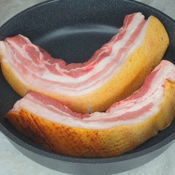 Свиная грудинка большими кусками на сковороде