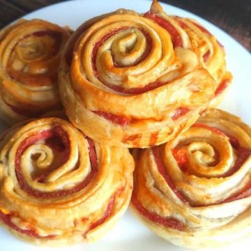 Слоеные розочки с колбасой и сыром