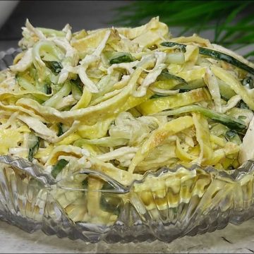 Салат с яичными блинами, курицей и огурцом Салат с яичными блинами, курицей и огурцом
